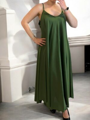 Elegant σατέν φόρεμα με φίνα τιράντα