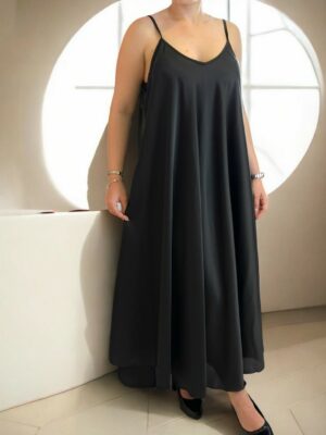 Elegant σατέν φόρεμα με φίνα τιράντα