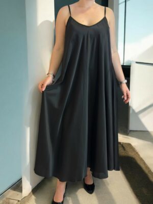 Elegant σατέν φόρεμα με φίνα τιράντα