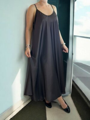 Elegant σατέν φόρεμα με φίνα τιράντα