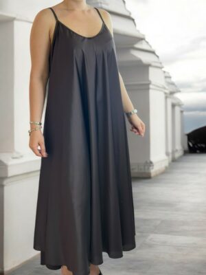 Elegant σατέν φόρεμα με φίνα τιράντα