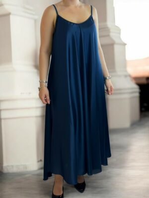 Elegant σατέν φόρεμα με φίνα τιράντα