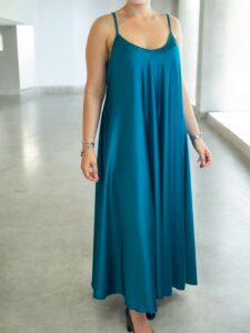 Elegant σατέν φόρεμα με φίνα τιράντα