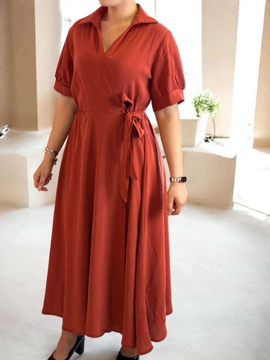Φόρεμα wrap με θηλυκή γραμμή και άνετη εφαρμογή