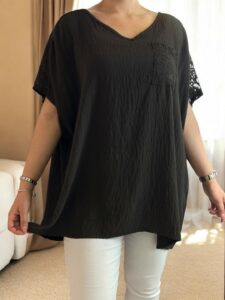 Chic μπλούζα με lace shoulders & lace pocket