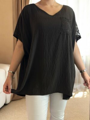 Chic μπλούζα με lace shoulders & lace pocket