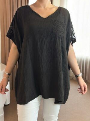 Chic μπλούζα με lace shoulders & lace pocket