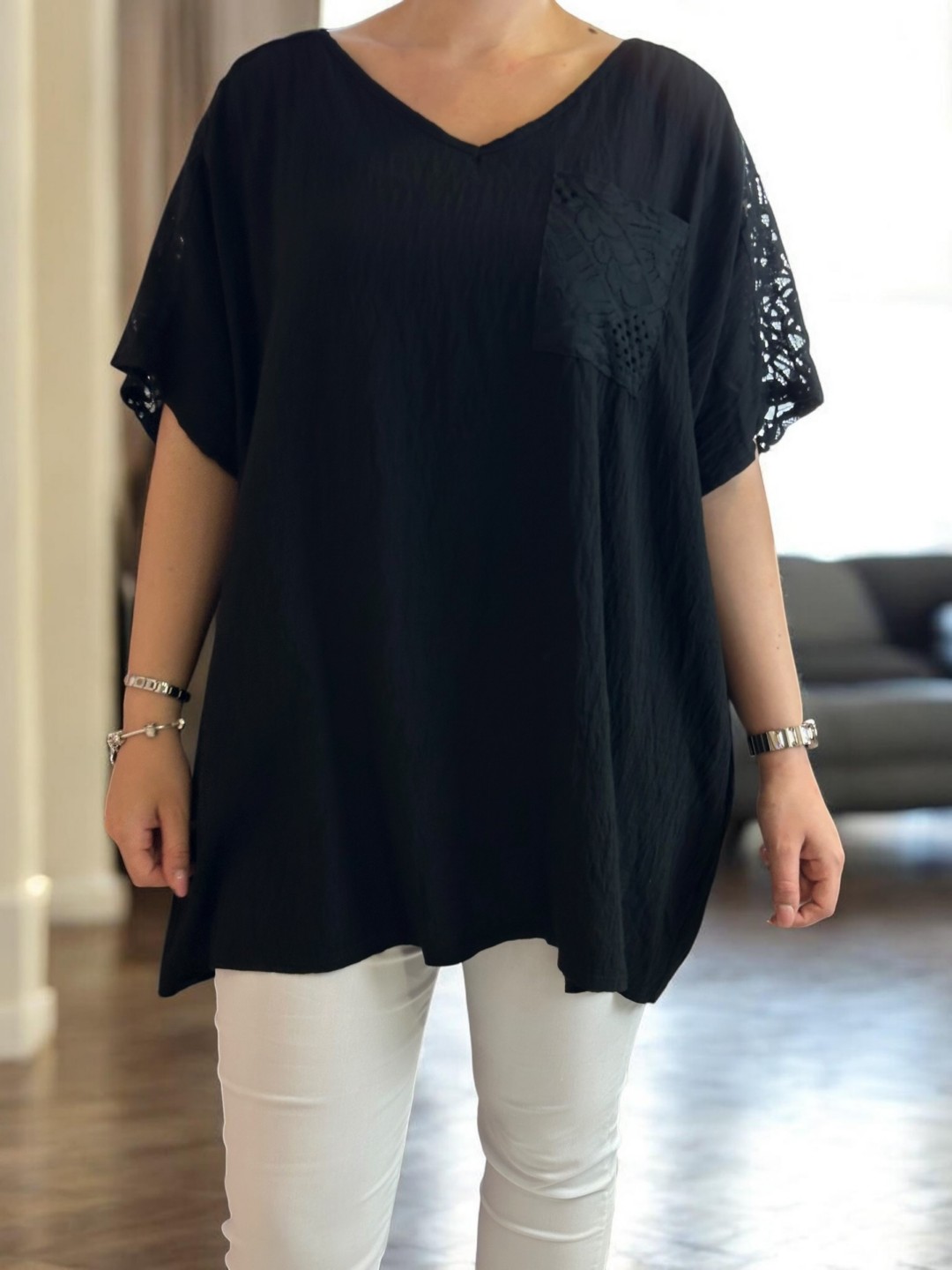 Chic μπλούζα με lace shoulders & lace pocket