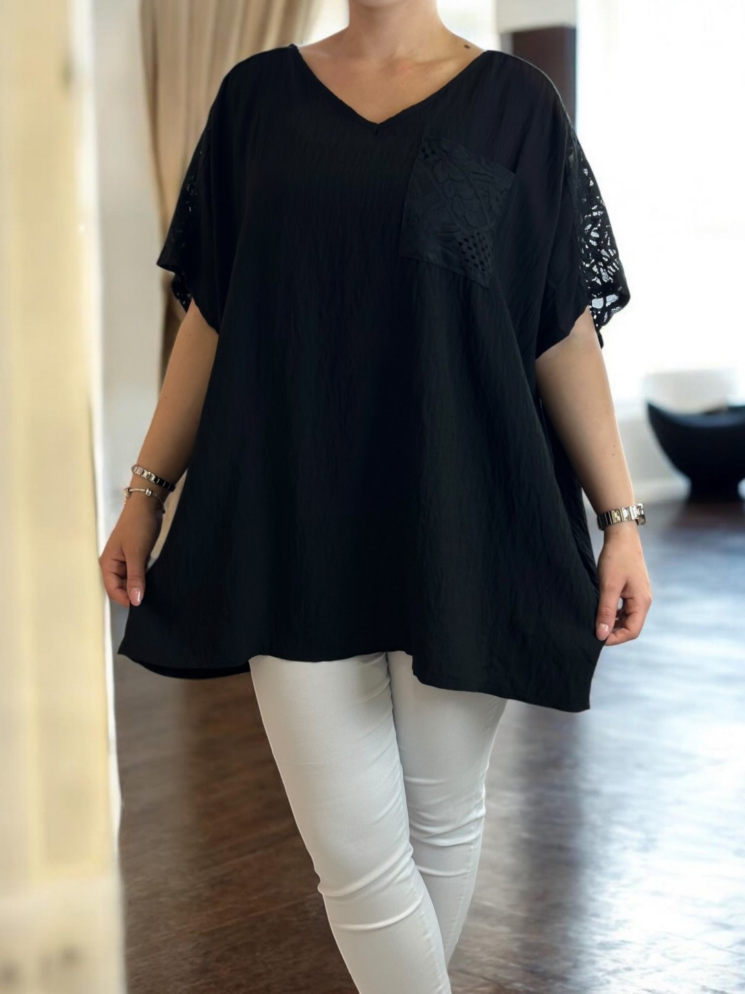 Chic μπλούζα με lace shoulders & lace pocket