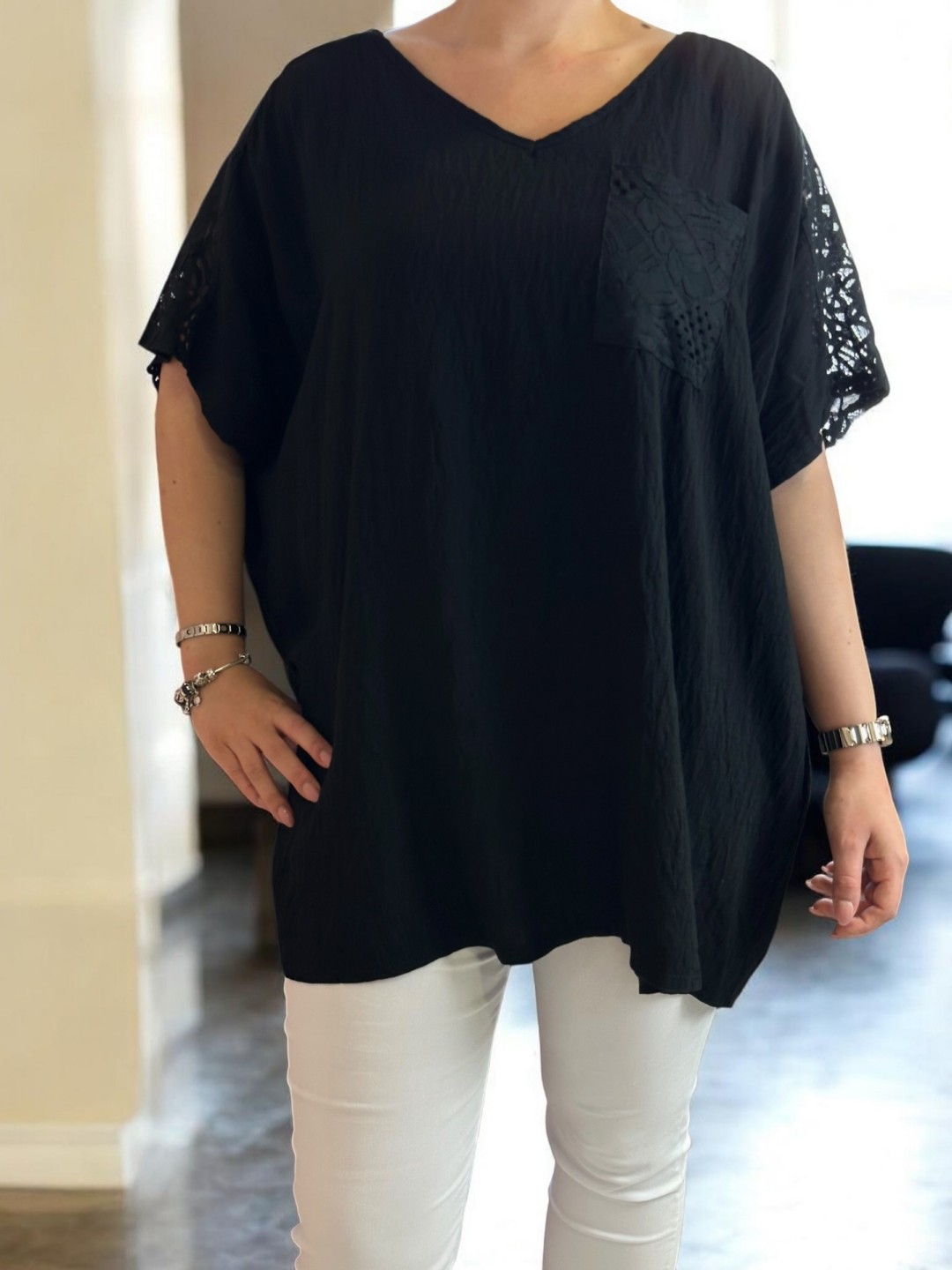 Chic μπλούζα με lace shoulders & lace pocket