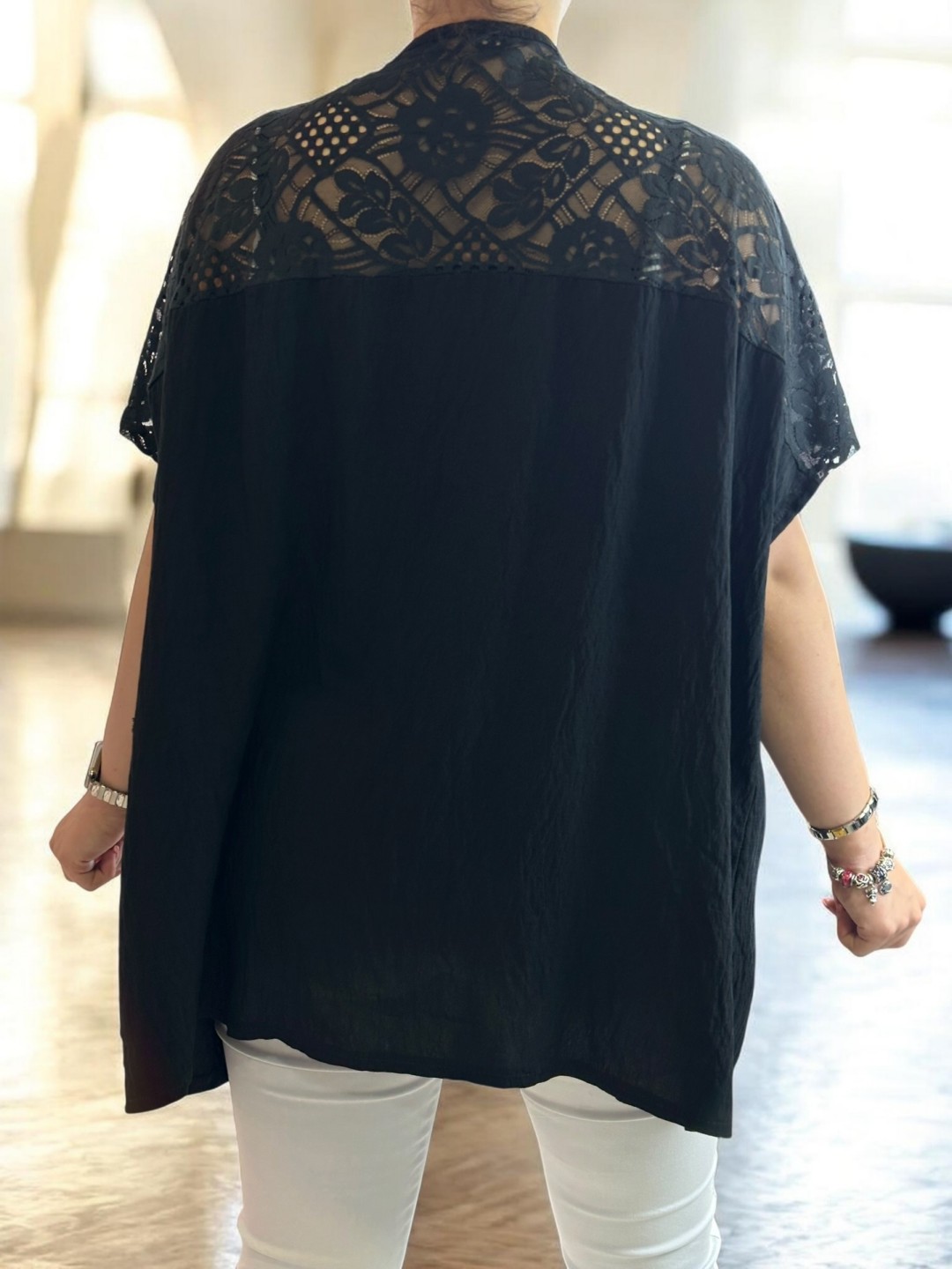 Chic μπλούζα με lace shoulders & lace pocket
