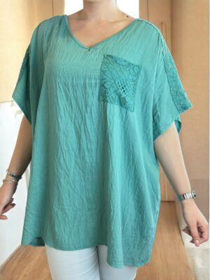 Chic μπλούζα με lace shoulders & lace pocket