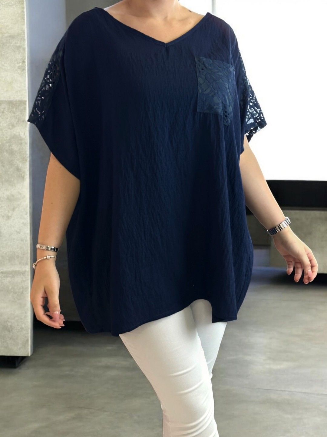Chic μπλούζα με lace shoulders & lace pocket