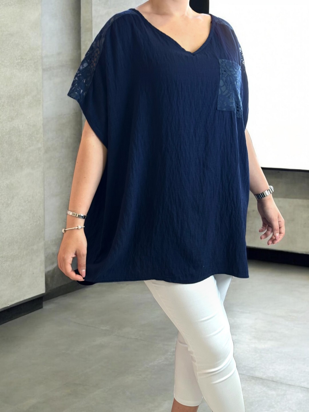 Chic μπλούζα με lace shoulders & lace pocket