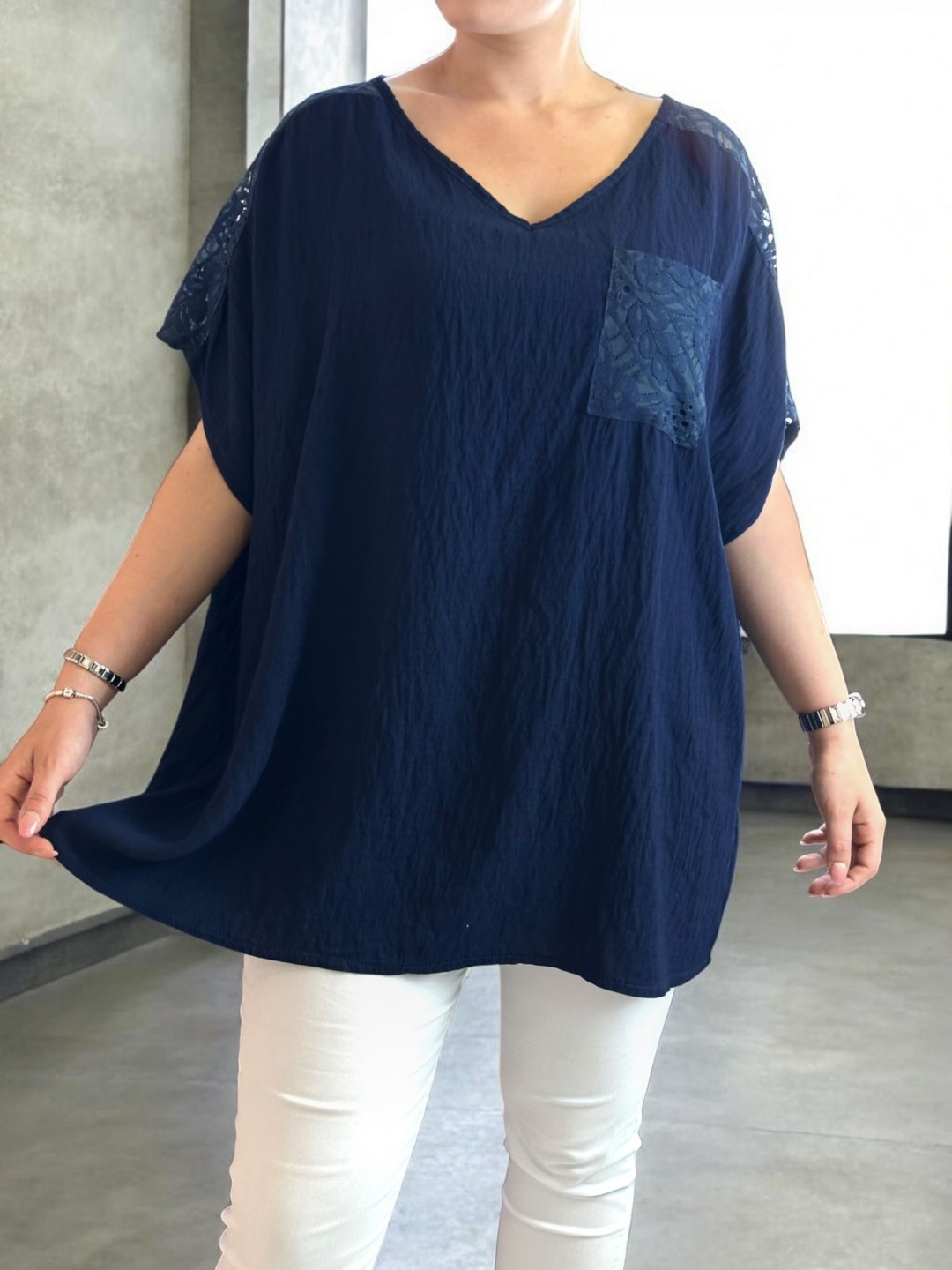 Chic μπλούζα με lace shoulders & lace pocket