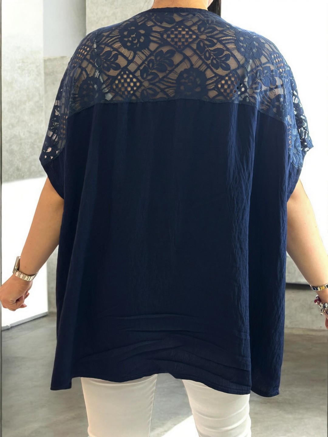 Chic μπλούζα με lace shoulders & lace pocket