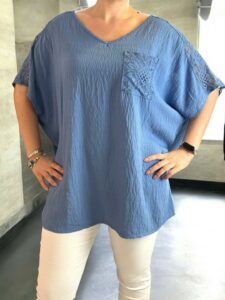 Chic μπλούζα με lace shoulders & lace pocket