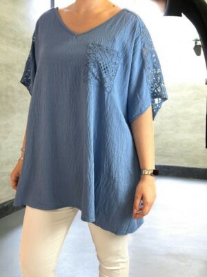 Chic μπλούζα με lace shoulders & lace pocket