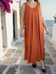 Αμάνικο φόρεμα με ανάλαφρη και φίνα κίνηση