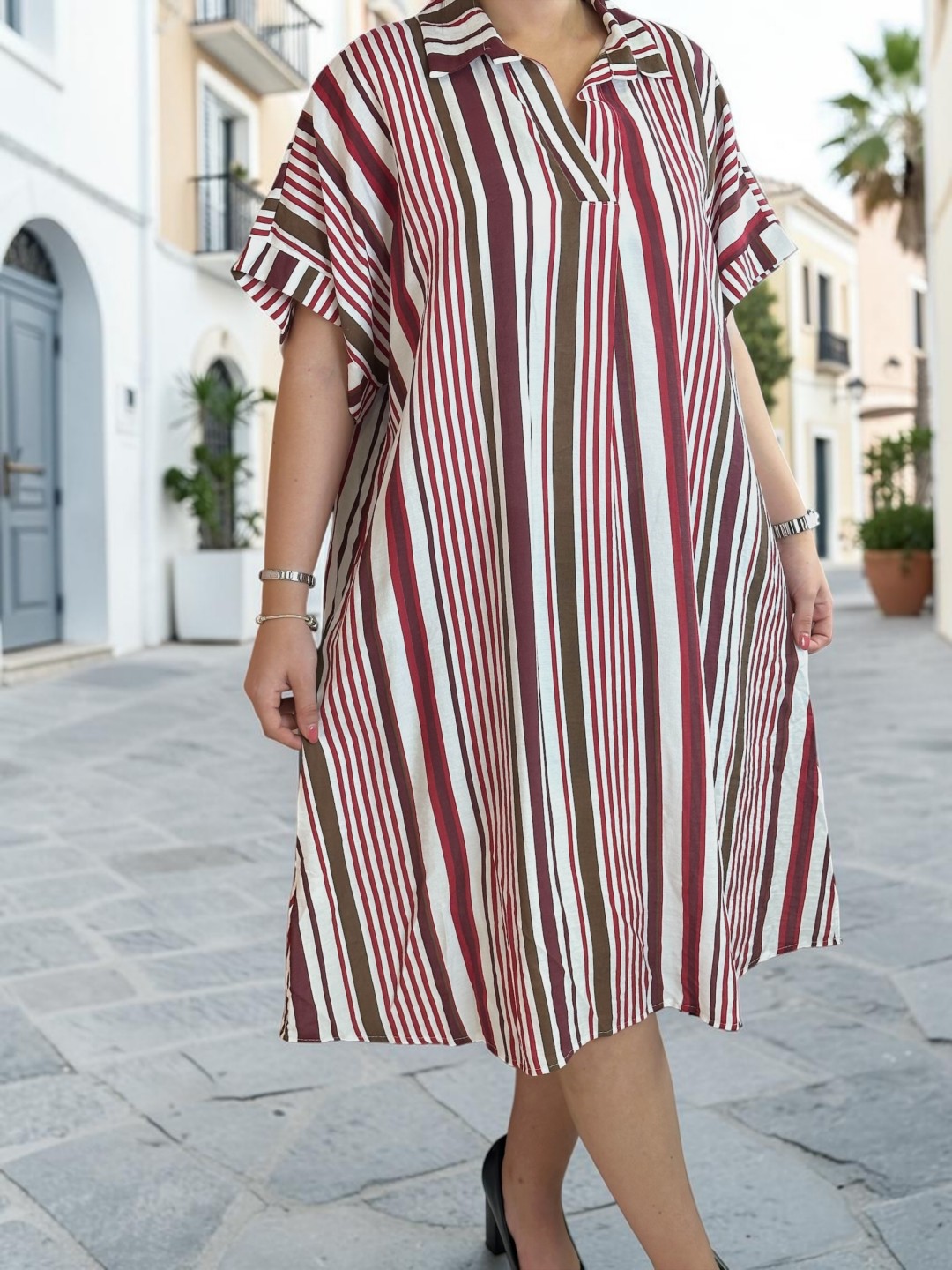 Φόρεμα με διαχρονικές ρίγες και elegant γιακά