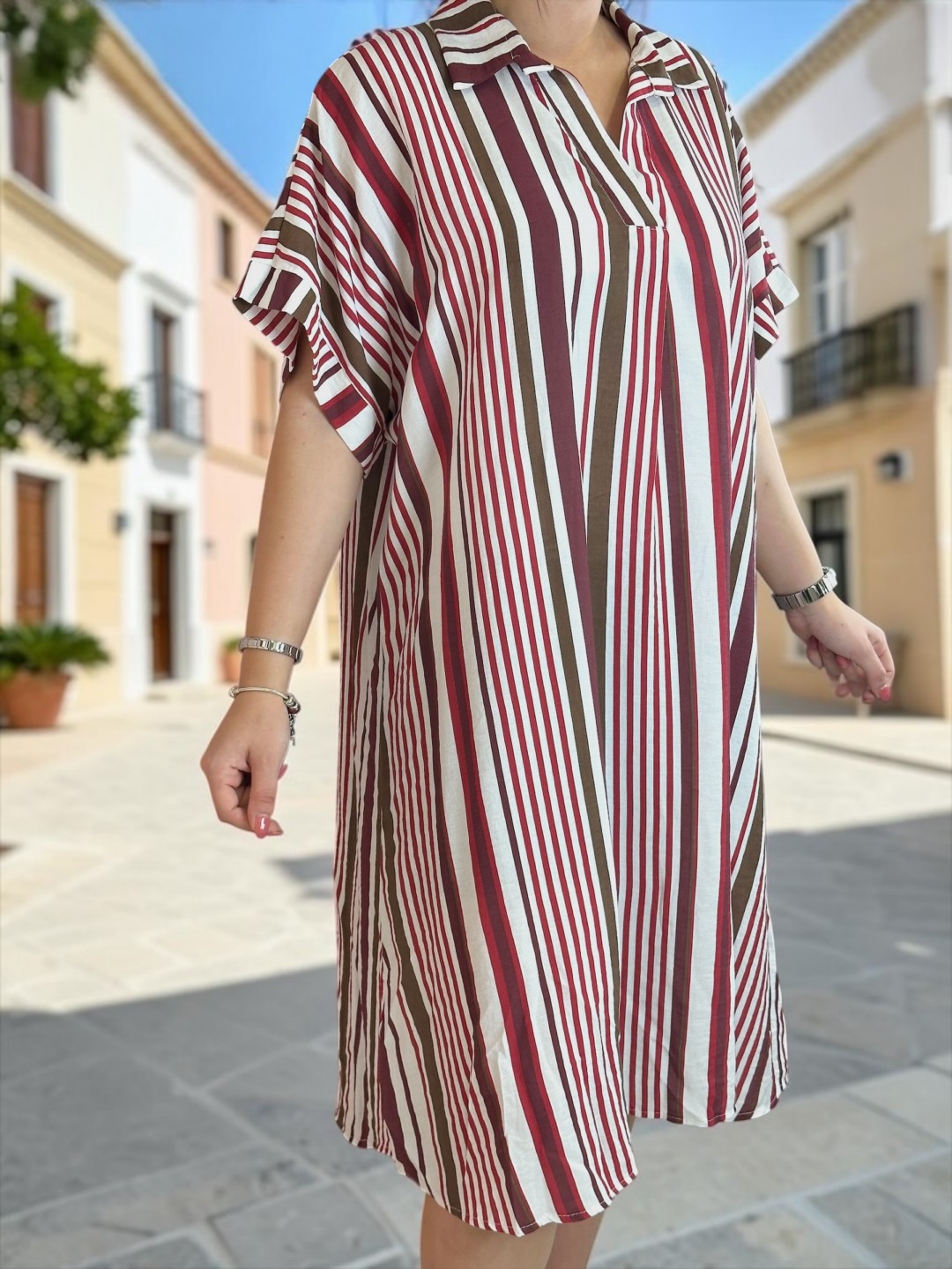 Φόρεμα με διαχρονικές ρίγες και elegant γιακά