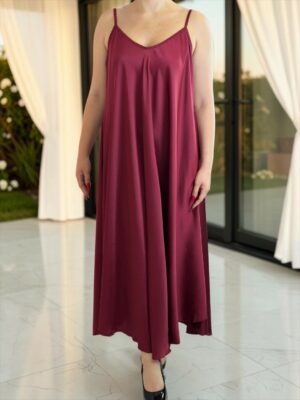 Elegant σατέν φόρεμα με φίνα τιράντα