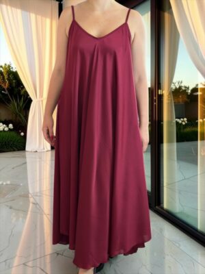 Elegant σατέν φόρεμα με φίνα τιράντα