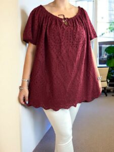 Κομψή Plus Size μπλούζα με κιπούρ σχέδιο