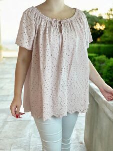 Κομψή Plus Size μπλούζα με κιπούρ σχέδιο