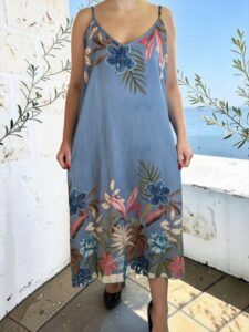 Κομψό τιραντέ φόρεμα με εντυπωσιακό floral print