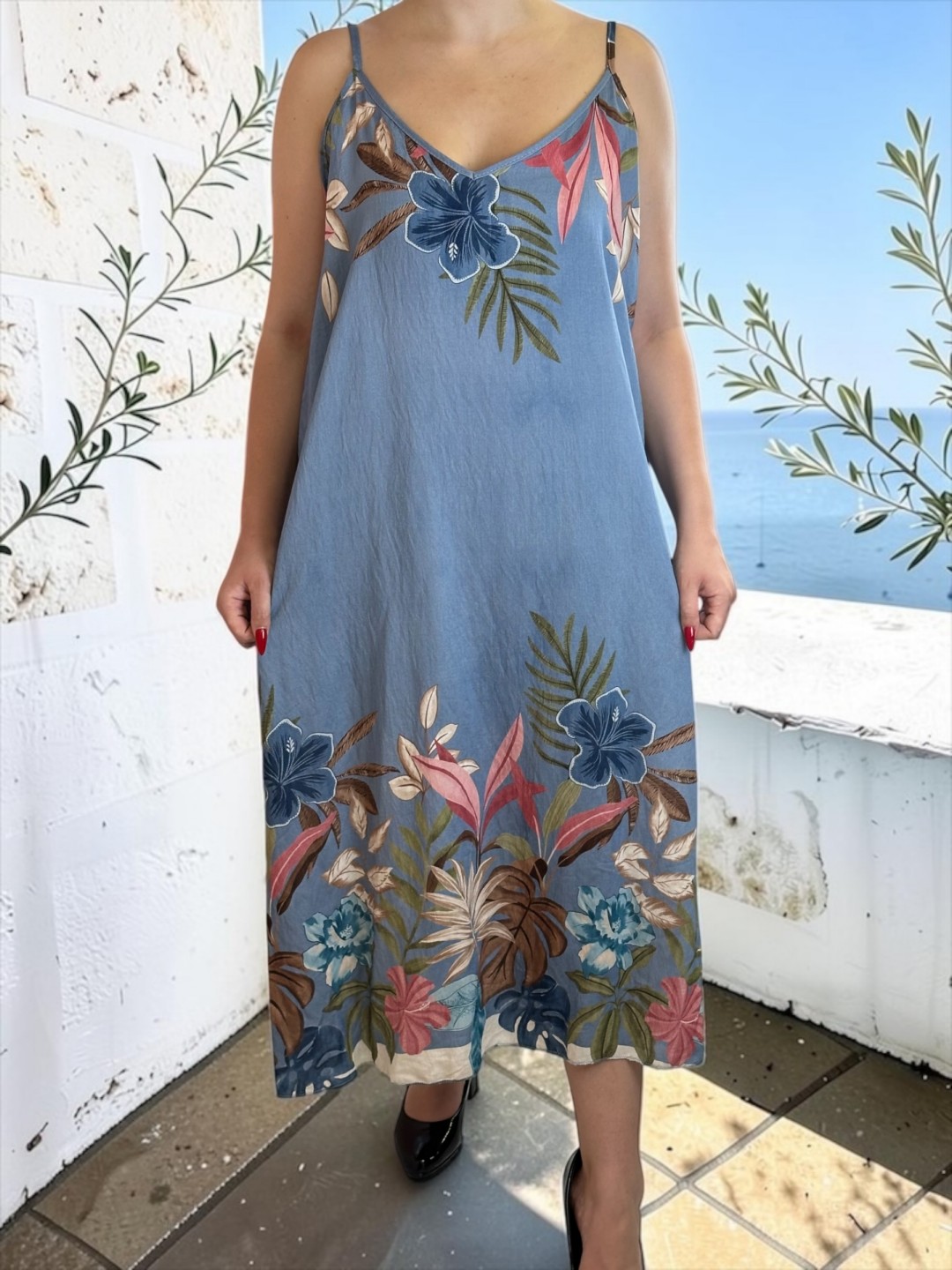 Κομψό τιραντέ φόρεμα με εντυπωσιακό floral print