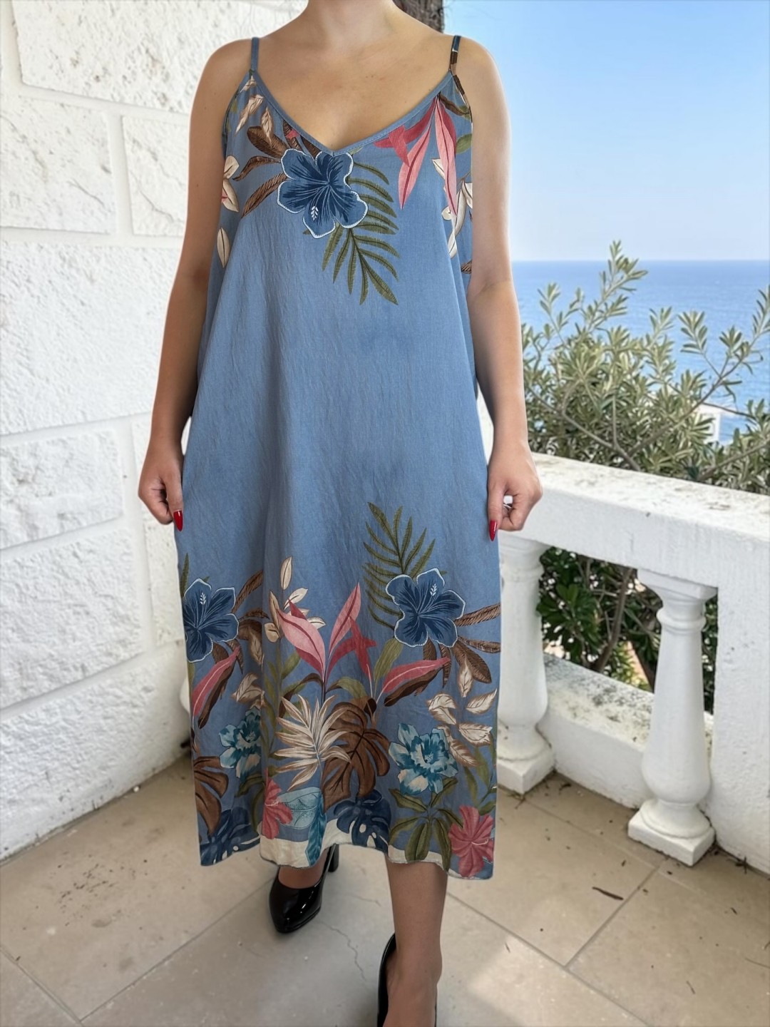Κομψό τιραντέ φόρεμα με εντυπωσιακό floral print