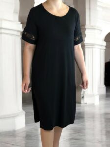 Γυναικείο φόρεμα με δαντελένιες λεπτομέρειες