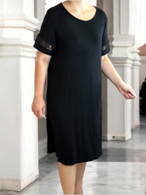 Γυναικείο φόρεμα με δαντελένιες λεπτομέρειες