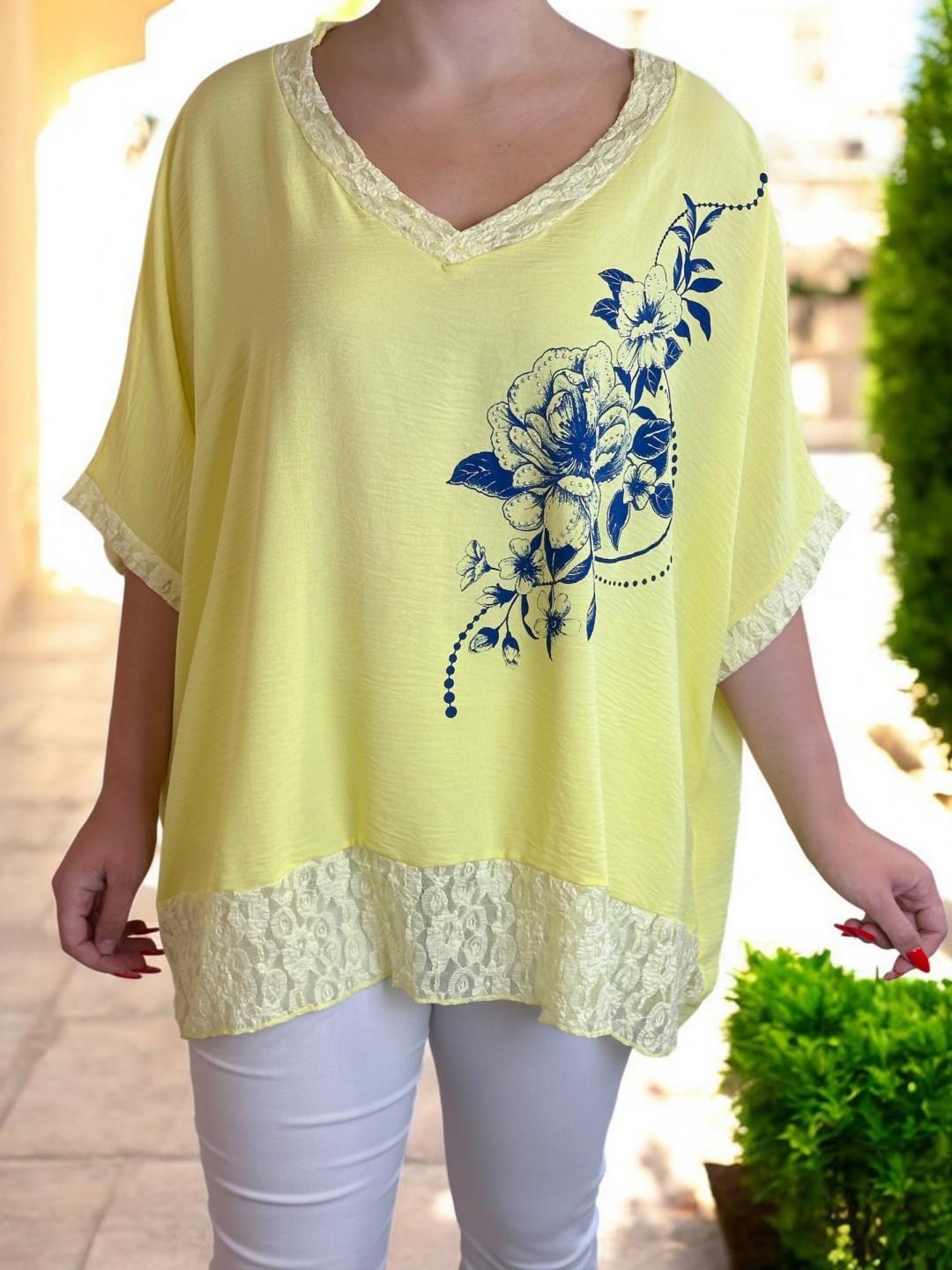 Delicate μπλούζα με floral μοτίβο και lace τελείωμα