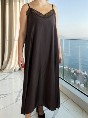 Τιραντέ φόρεμα σε lingerie στυλ