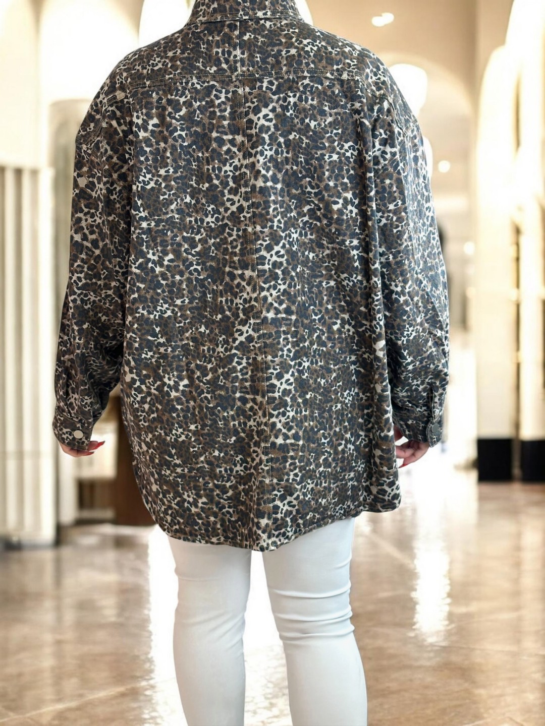 Άνετη ζακέτα με λεοπάρ σχέδιο για μοντέρνα looks