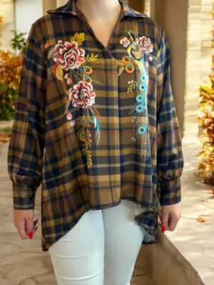 Oversized πουκάμισο με καρό μοτίβο και floral λεπτομέρειες