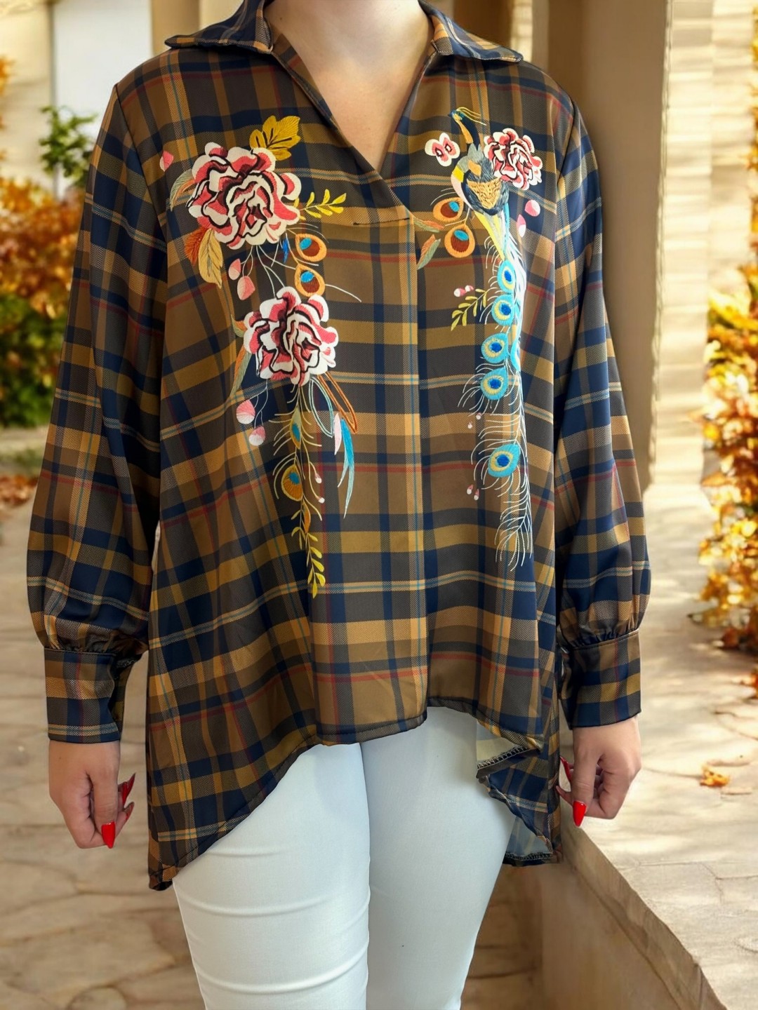 Oversized πουκάμισο με καρό μοτίβο και floral λεπτομέρειες