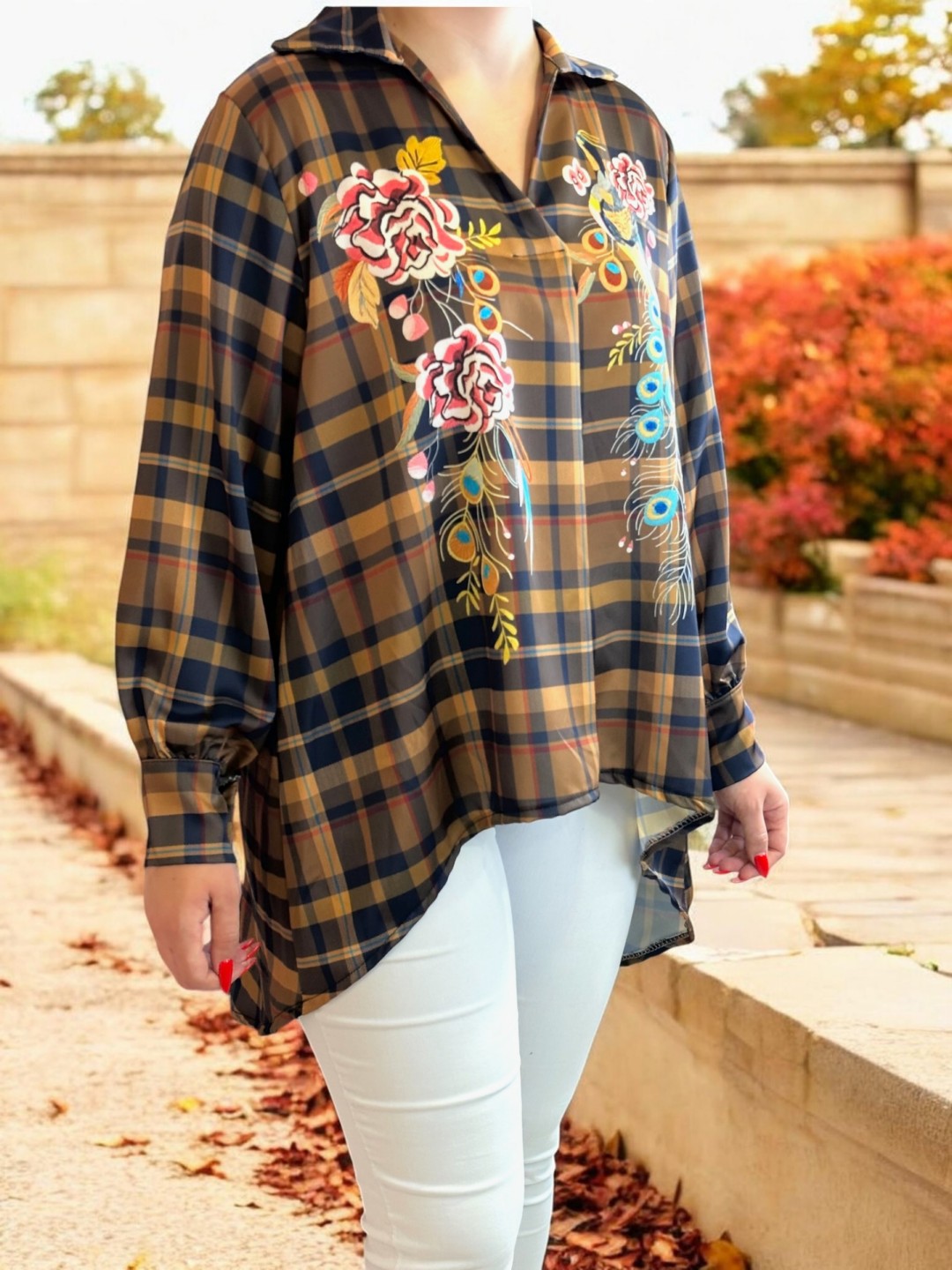 Oversized πουκάμισο με καρό μοτίβο και floral λεπτομέρειες