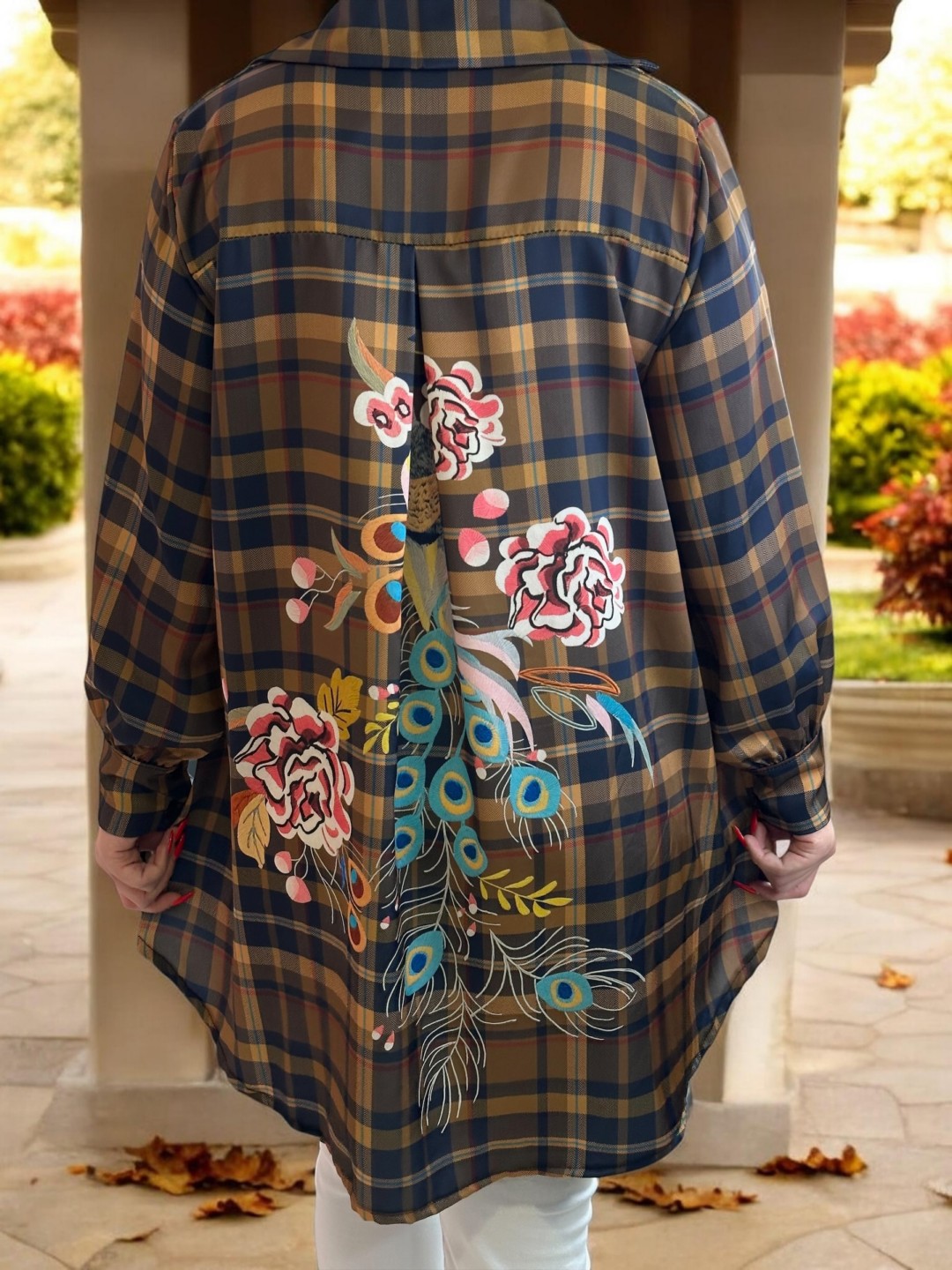 Oversized πουκάμισο με καρό μοτίβο και floral λεπτομέρειες