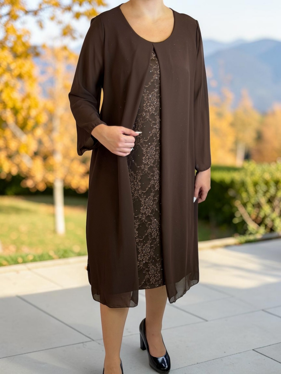 Κομψό Καφέ Φόρεμα με Δαντέλα & Μακριά Διαφανή Επικάλυψη