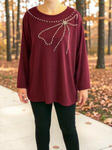 Burgundy Chic – Μπορντό Μπλούζα με Σχέδιο από Πέρλες