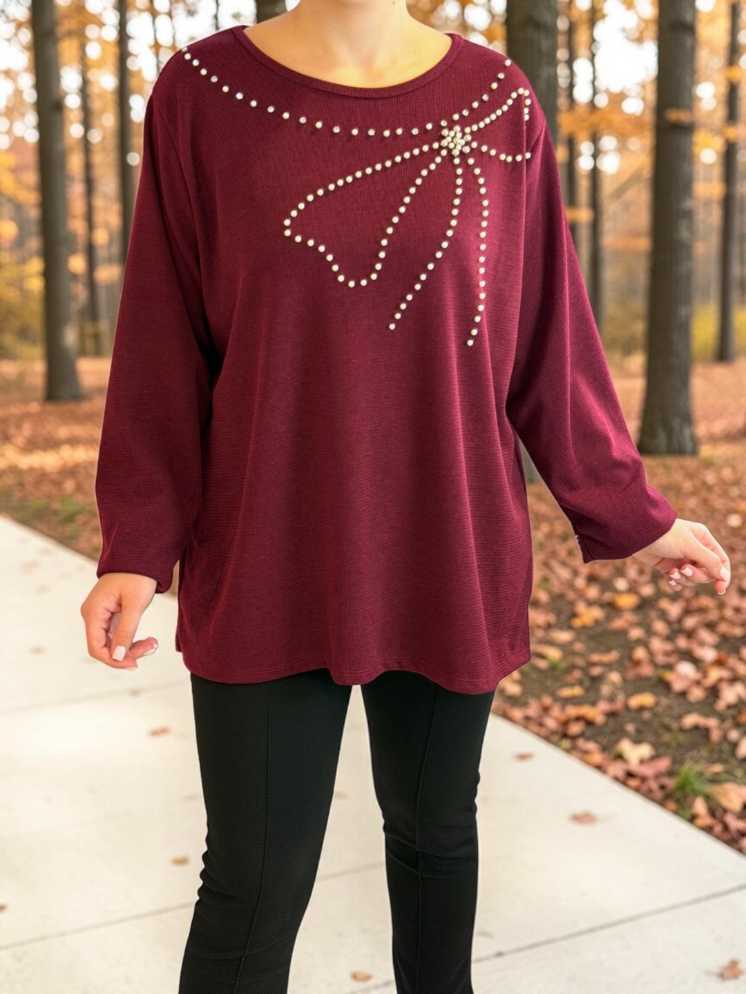 Burgundy Chic – Μπορντό Μπλούζα με Σχέδιο από Πέρλες