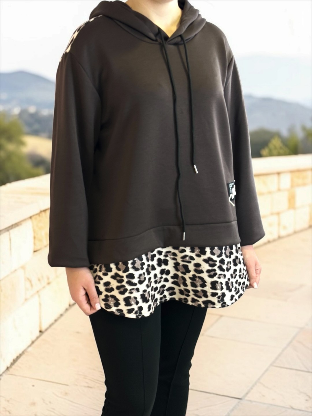Σοκολατί Μπλούζα με Κουκούλα και Λεοπάρ Λεπτομέρεια στο Τελείωμα